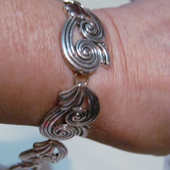 Classic design silver tone bracelet magnetic closure - Picture 2 of 3